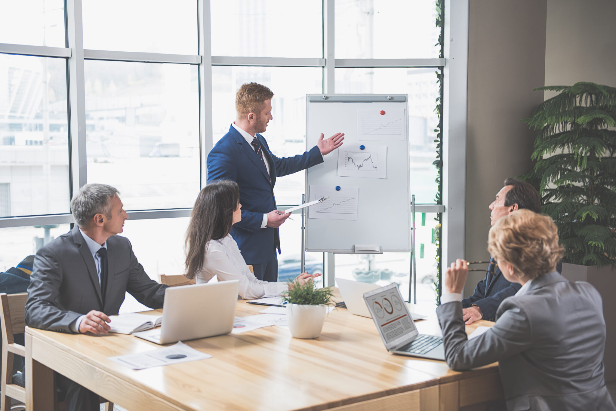 Presenting company. Обучение сотрудников фото. Бизнес проект. Бизнес презентация. Presenting company.